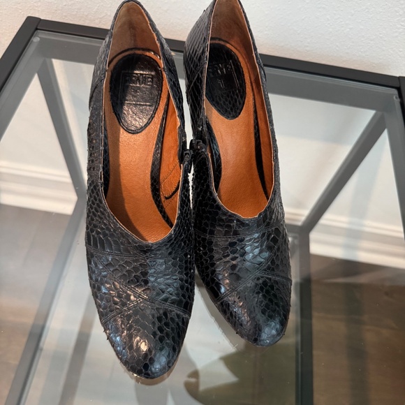 FRYE Ava Pump Snakeskin Black Ankle Boots w/side zip Size 10 - Picture 3 of 16